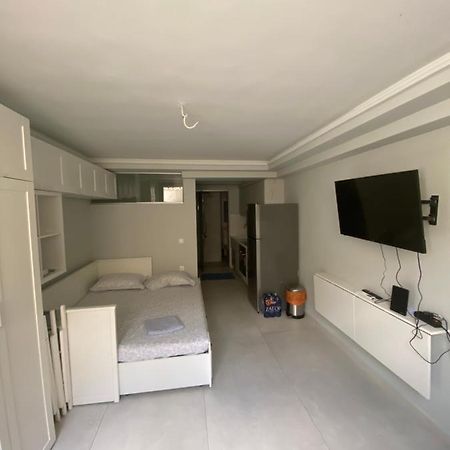 Minimalist Studio Behind Hilton Hotel Athena Bagian luar foto