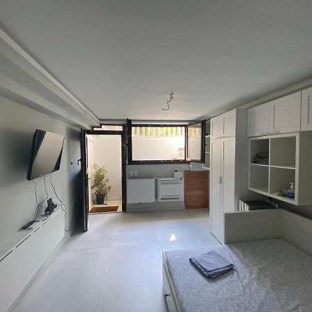 Minimalist Studio Behind Hilton Hotel Athena Bagian luar foto