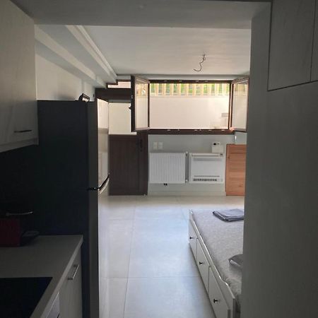 Minimalist Studio Behind Hilton Hotel Athena Bagian luar foto