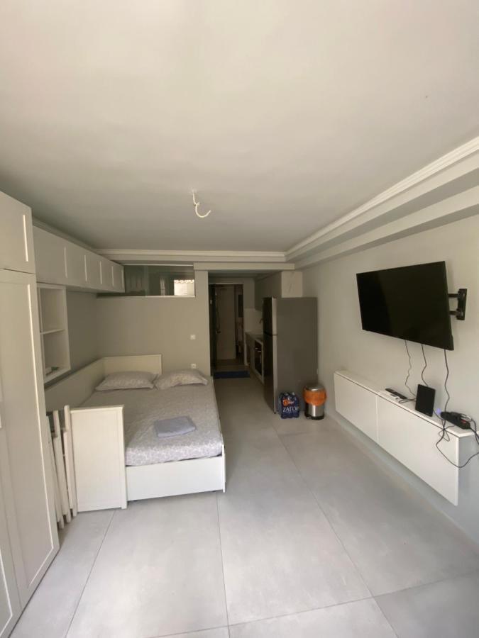Minimalist Studio Behind Hilton Hotel Athena Bagian luar foto