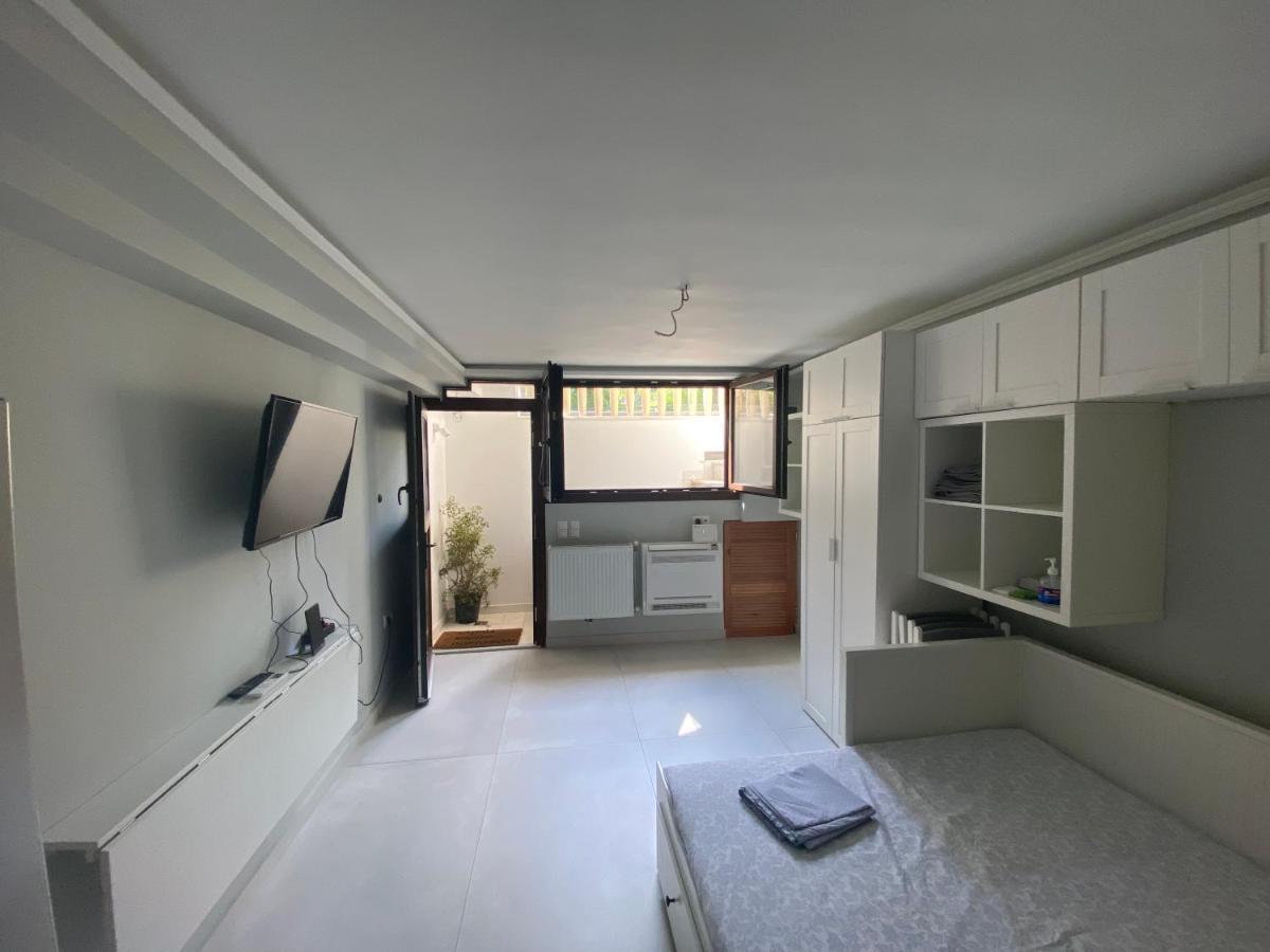 Minimalist Studio Behind Hilton Hotel Athena Bagian luar foto