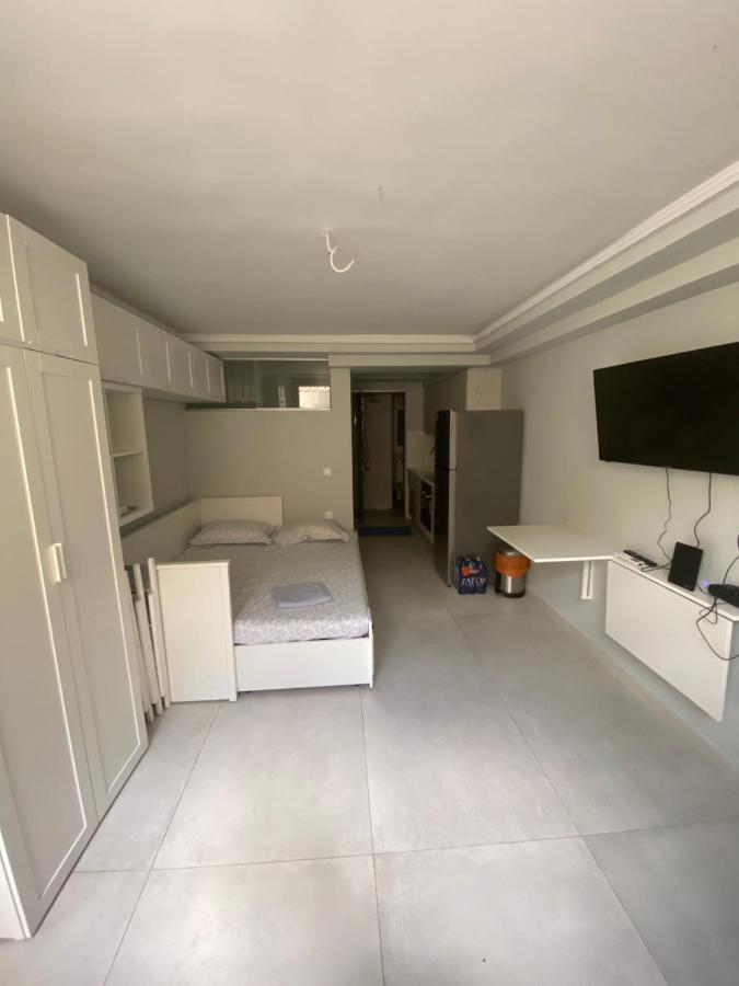 Minimalist Studio Behind Hilton Hotel Athena Bagian luar foto